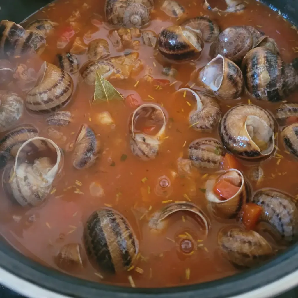 Caracoles en salsa picante con chorizo y jamón