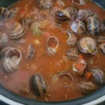 Caracoles en salsa picante con chorizo y jamón