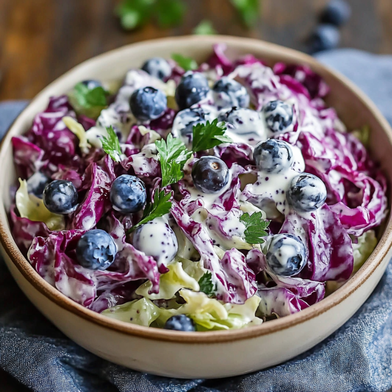 Ensalada de Repollo con Arándanos y Yogur Griego