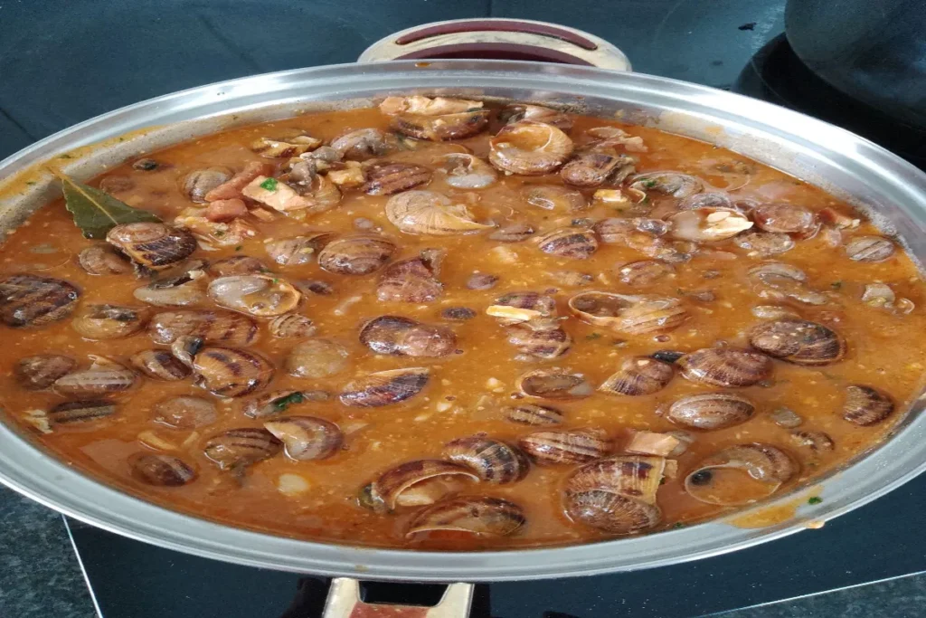 Caracoles en salsa picante con chorizo y jamón: ¡Delicia garantizada!