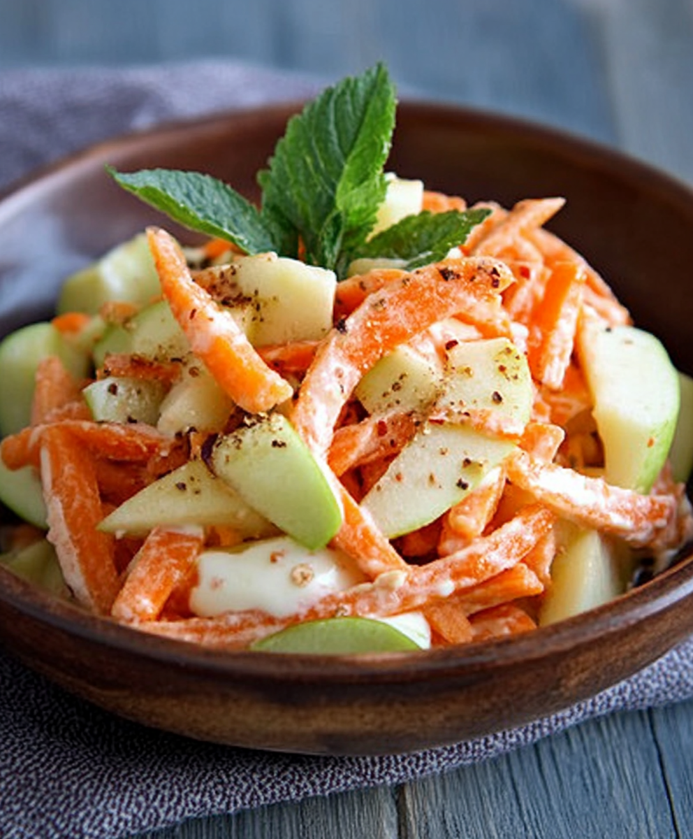 ENSALADA DE MANZANA Y ZANAHORIA CON YOGURT.