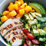 ENSALADA DE POLLO, MANGO Y AGUACATE.