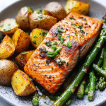 SALMÓN AL HORNO CON PAPAS Y ESPÁRRAGOS.