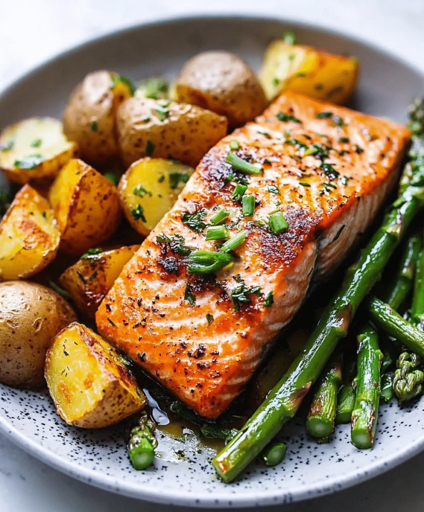 SALMÓN AL HORNO CON PAPAS Y ESPÁRRAGOS.
