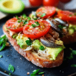 Tostada Mediterránea con Tomate, Aguacate y Sardinas
