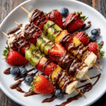 Brochetas de fruta con chocolate fundido