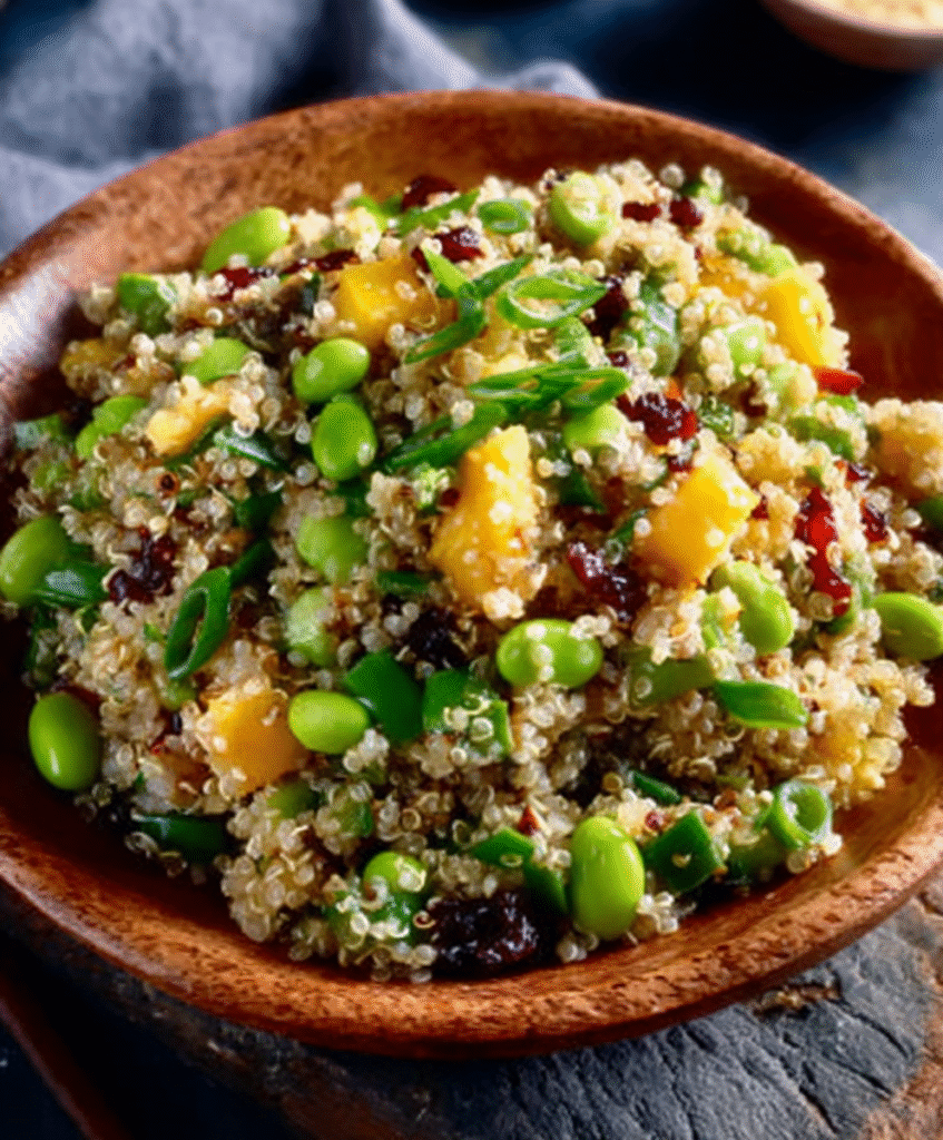 Ensalada de quinoa con mango, edamame y dressing de jengibre
