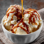 Helado de vainilla con salsa de caramelo salado