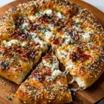 Pizza de bagel con semillas de todo