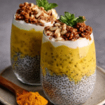 Pudín de chía con leche dorada de cúrcuma