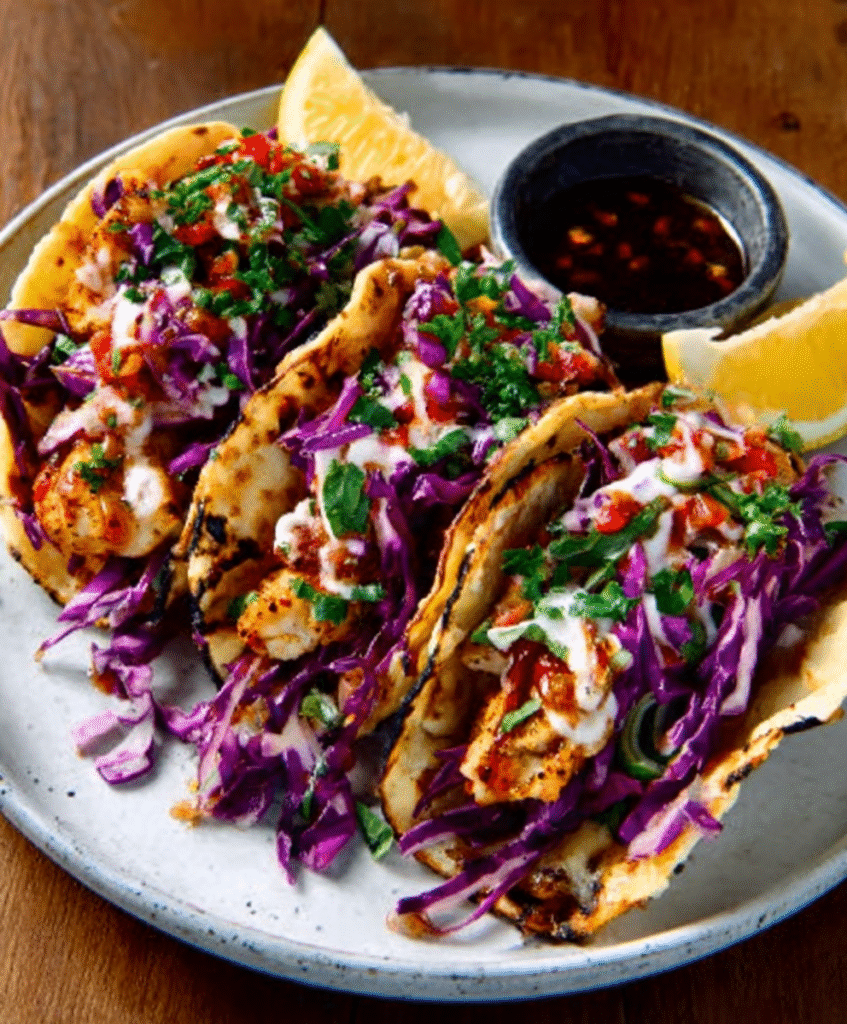 Tacos de pescado estilo Baja con col morada