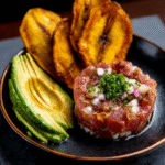 Tartar de atún con aguacate y chips de plátano