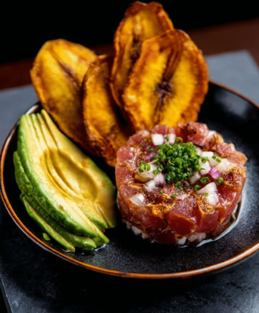 Tartar de atún con aguacate y chips de plátano
