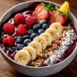 Bowl de acai con frutas tropicales para dietas veganas y energéticas