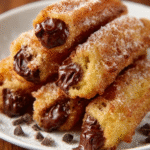 Churros rellenos de chocolate con textura crujiente para meriendas