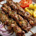Kebabs de cordero con especias marroquinas para comidas internacionales