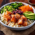 Poke bowl de salmón con arroz integral para comidas balanceadas