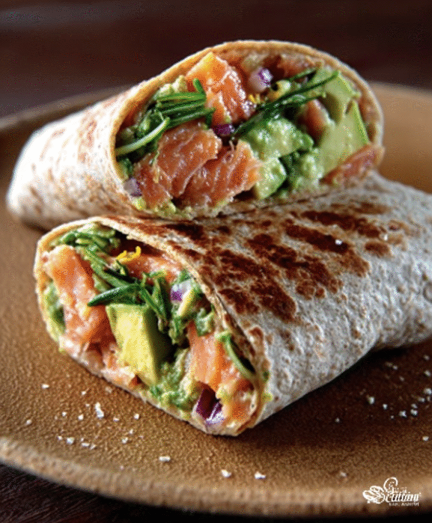 Wrap de salmón ahumado con aguacate para comidas ricas en omega-3