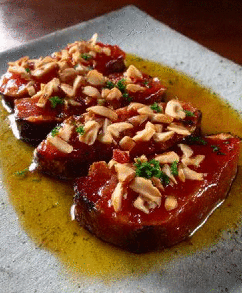 Mojama de atún con almendras y tomate