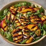 Ensalada de Duraznos a la Parrilla y Halloumi con Glaseado Balsámico