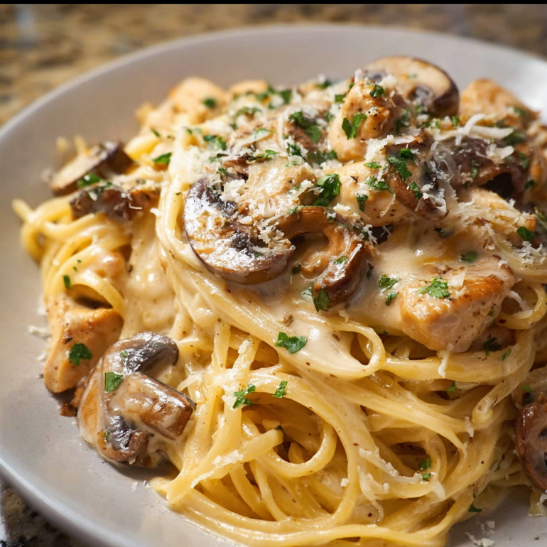 Espaguetis Alfredo Cremosos con Pollo, Ajo y Champiñones