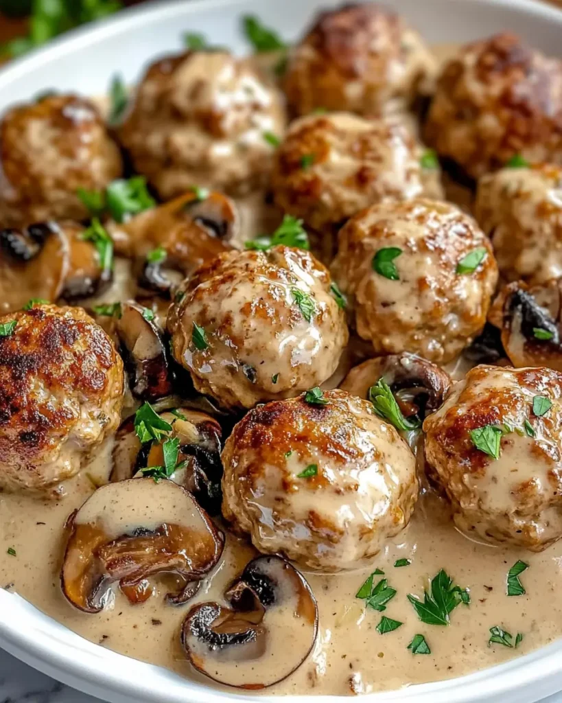 Albóndigas de Pollo Cremosas con Champiñones First Image First Image