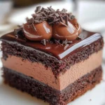Pastel de chocolate triple capa con relleno de mousse sedosa First Image First Image