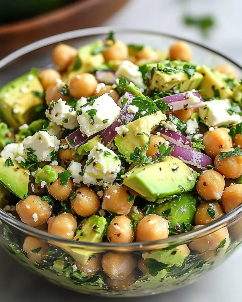 Ensalada Refrescante de Garbanzos, Feta y Aguacate First Image First Image