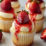 Mini cupcakes de cheesecake de fresa First Image First Image