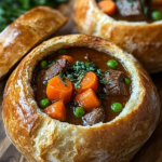 Sopa Caliente de Estofado de Res en Tazones de Pan