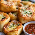 Rollos de Pizza Rellenos de Mozzarella Crujiente con Mantequilla de Ajo First Image First Image