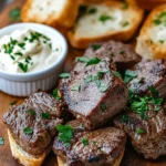 Bocados de Carne con Pan de Ajo y Crema de Rábano Picante First Image First Image