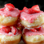 Donas Rellenas de Cheesecake de Fresa