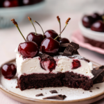 Pastel Helado de Cereza Negra con Base de Brownie de Chocolate