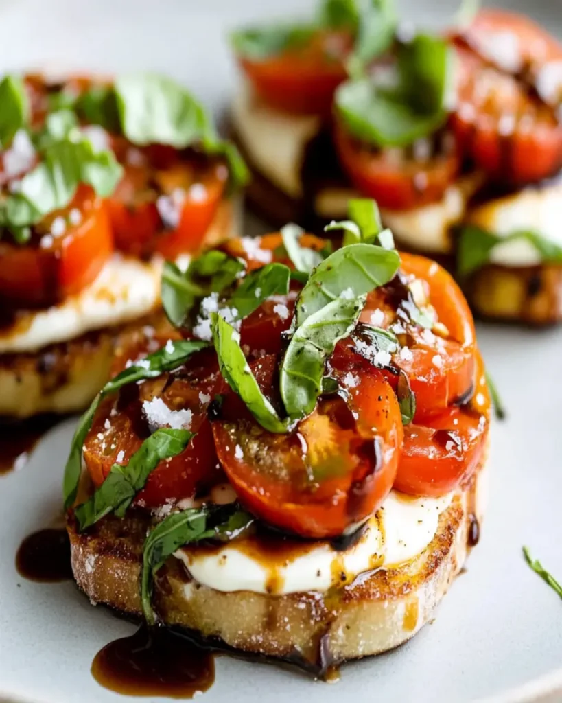 Tostada Caprese con Tomate y Albahaca First Image First Image