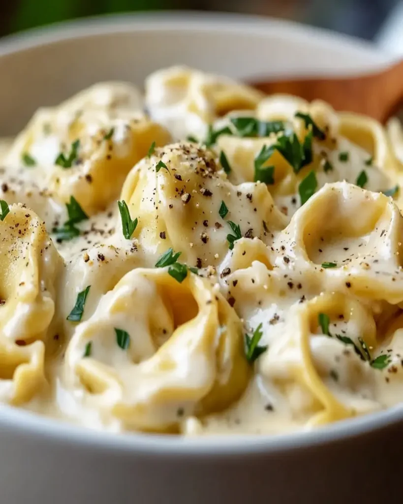 Tortellini Alfredo Cremoso en Olla de Cocción Lenta First Image First Image