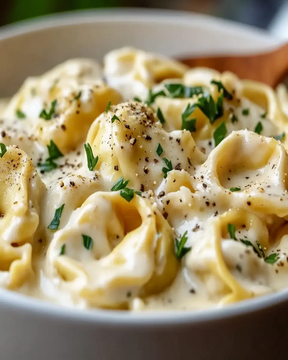 Tortellini Alfredo Cremoso en Olla de Cocción Lenta First Image First Image