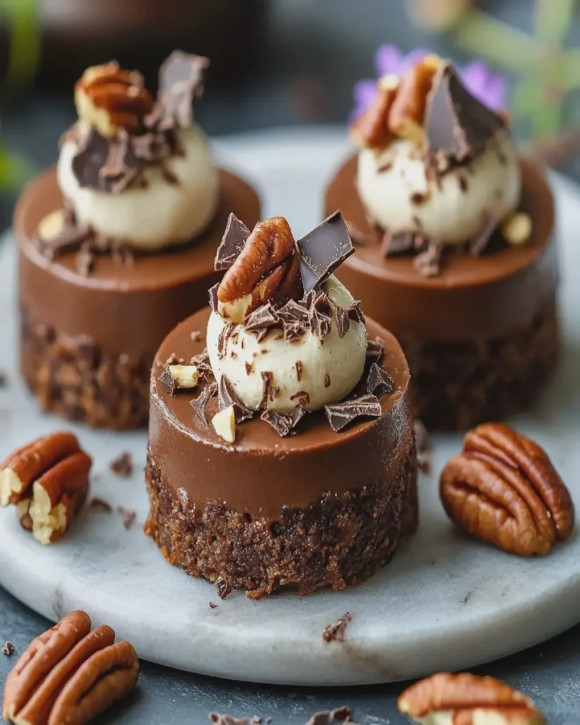 Mini Cheesecakes de Chocolate y Nueces Pecanas First Image First Image